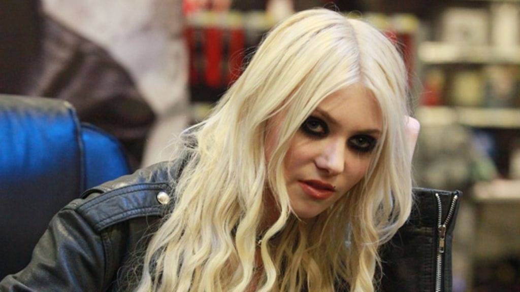 Tähden hulmuavat hiukset jättivät arvailuiden varaan, löytyikö alta rintaliivejä.