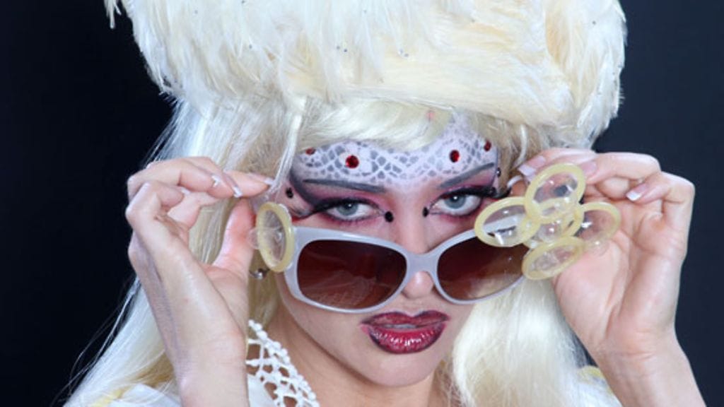 Helly Mae Hellfire esittää Lady Gagaa aikuisviihdeparodiassa