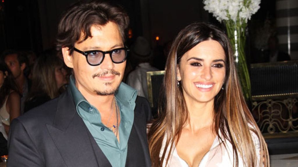 Depp oli tyylikäs tummanharmaassa puvussaan.