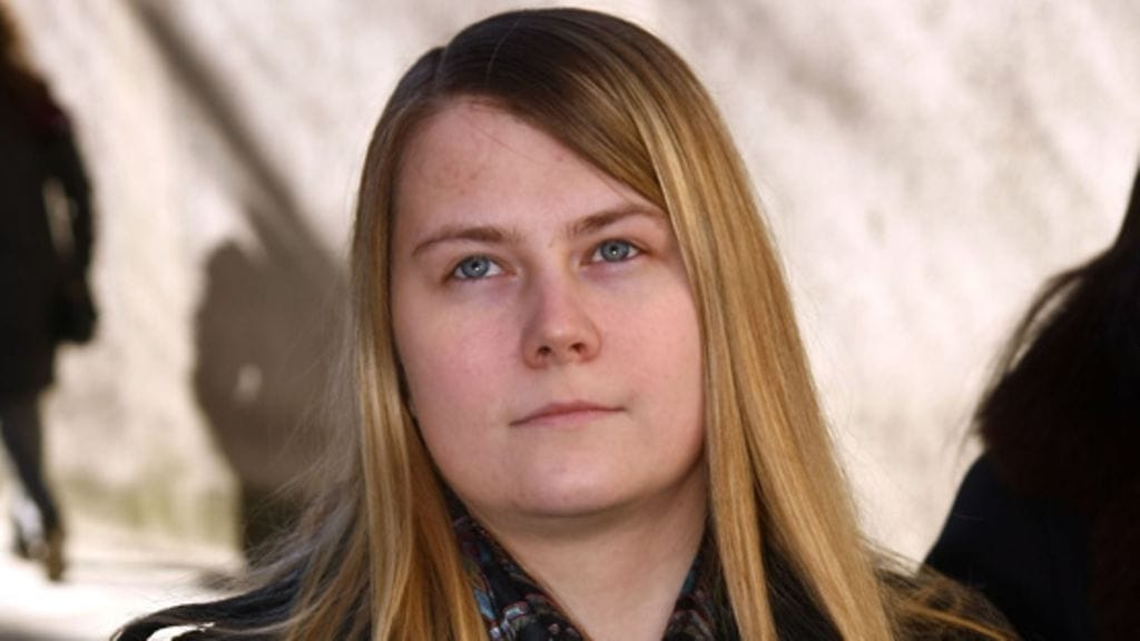 "Yhteiskunnasta on muodostunut minulle toinen vankila", kertoo Natascha Kampusch kymmenen vuotta vapautumisensa jälkeen.