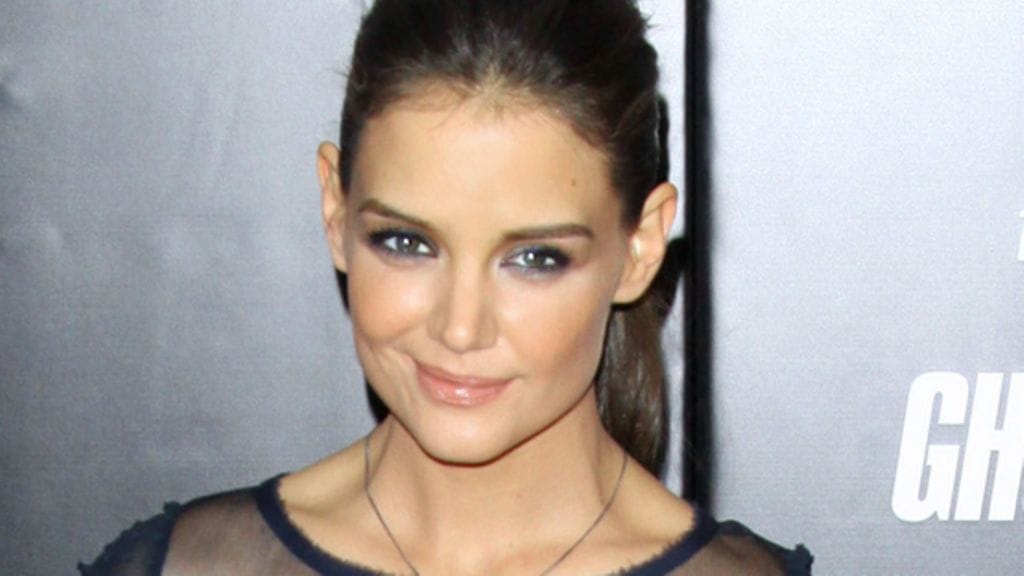 Hyväntuulinen Katie Holmes säteili harsomekossa.