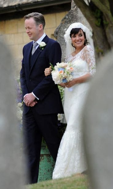 Sam Cooper kertoi häävieraille iloisen vauvauutisen.