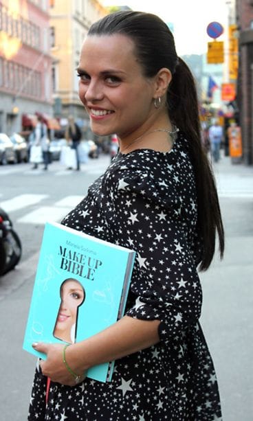 Meikkitaiteilija Mariela Sarkiman neuvot ovat meikkikäsikirjan kansien välissä.