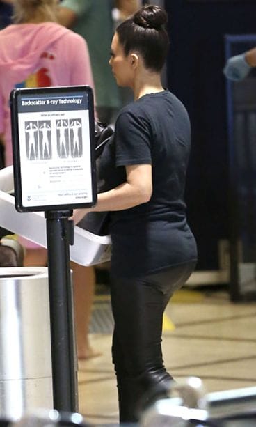 Kim Kardashian lentokentällä (LAX) 26. kesäkuuta 2012.