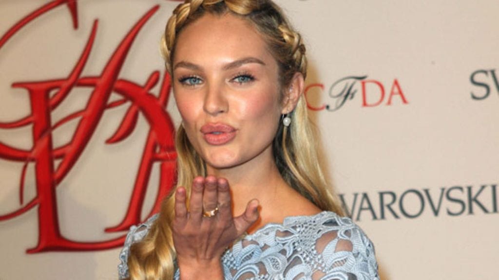 Candice Swanepoel lähetteli kuvaajille lentosuukkoja.