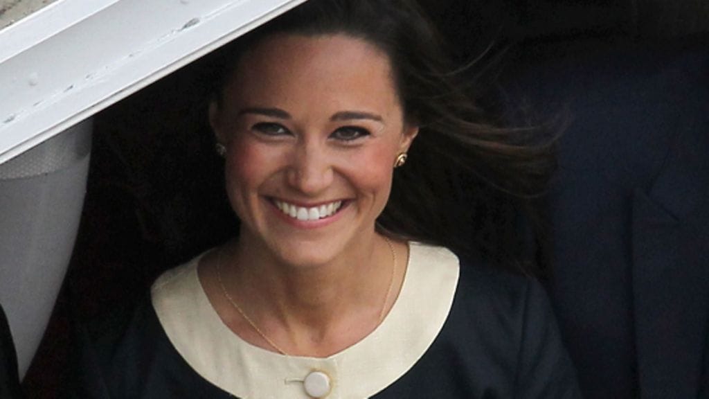 Pippa Middleton James-veljensä vierellä.