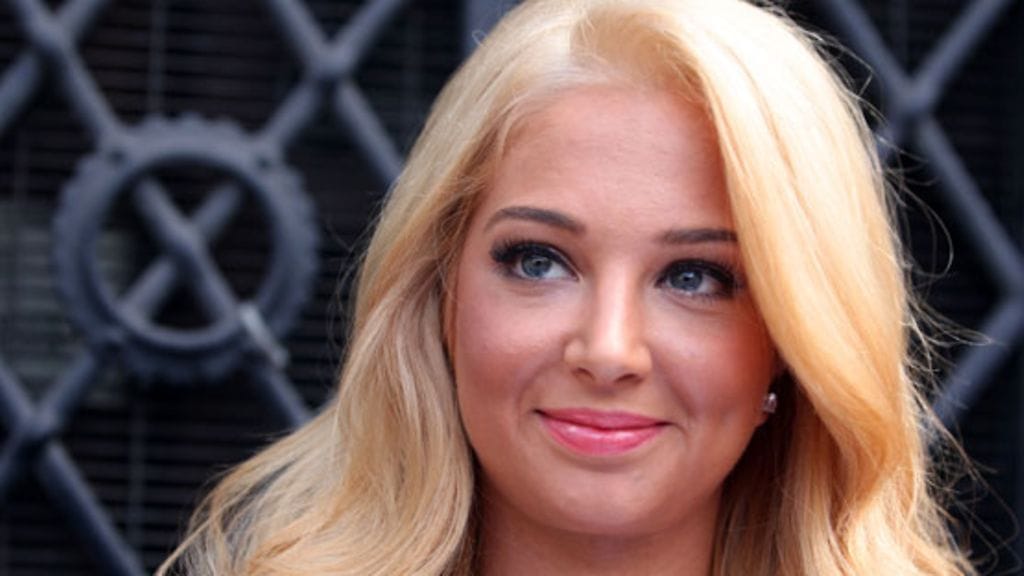 Aikaisemmin Contostavlos on viihtynyt ruskeissa hiuksissa.