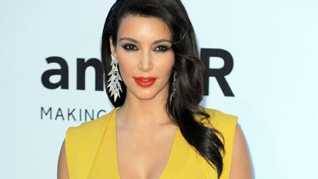 Kim Krdashian poseerasi tuimana keltaisessa mekossa.