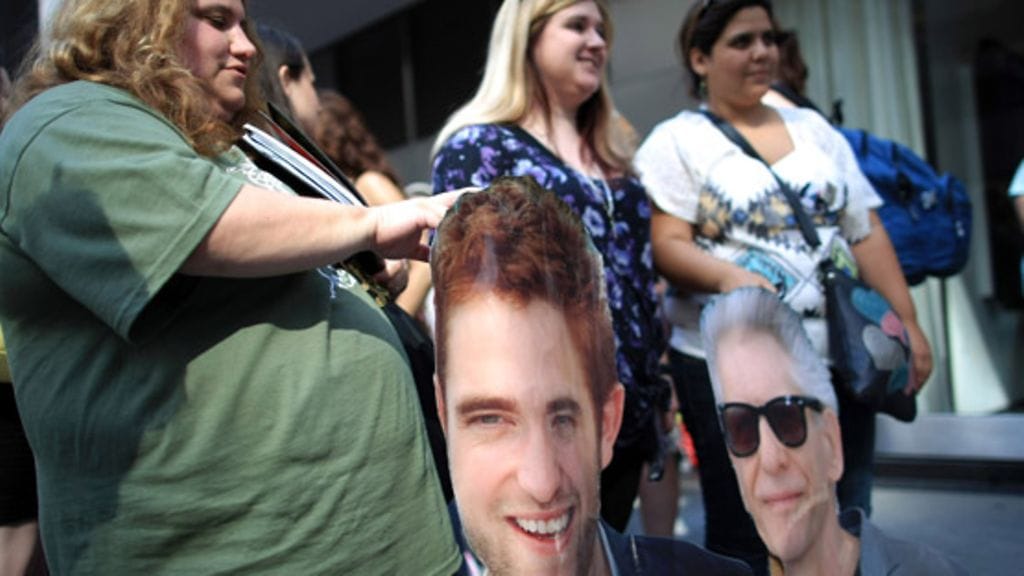 2012 elokuu: Robert Pattinsonin fanit odottavat näkevänsä vilauksen idolistaan Cosmopolis-elokuvan ensi-illassa New Yorkissa.