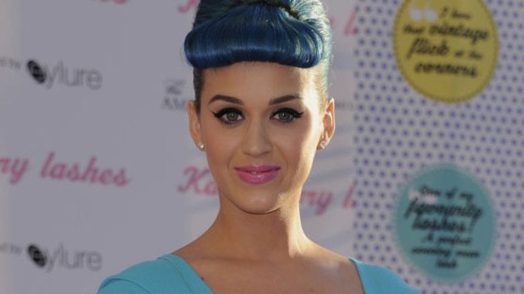 Katy Perry viimeisteli asunsa persoonallisilla Pradan kengillä.