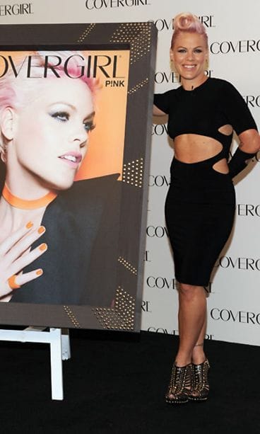 6.8.2012: Pink on uusi Covergirl-kasvo.