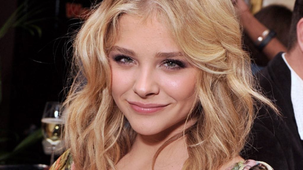 Chloë Moretz valitsi ylleen juhlallisen kukkamekon.
