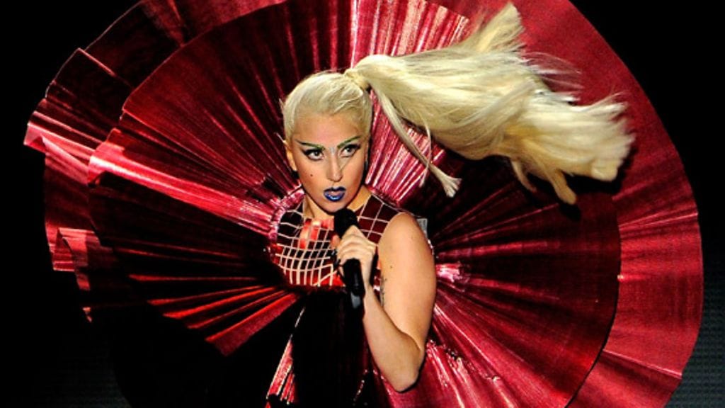 Lady Gaga esiintyi marraskuussa 2011 Irlannissa Euroopan MTV Music Awards -gaalassa herkullisissa väreissä. Kuva: Getty Images