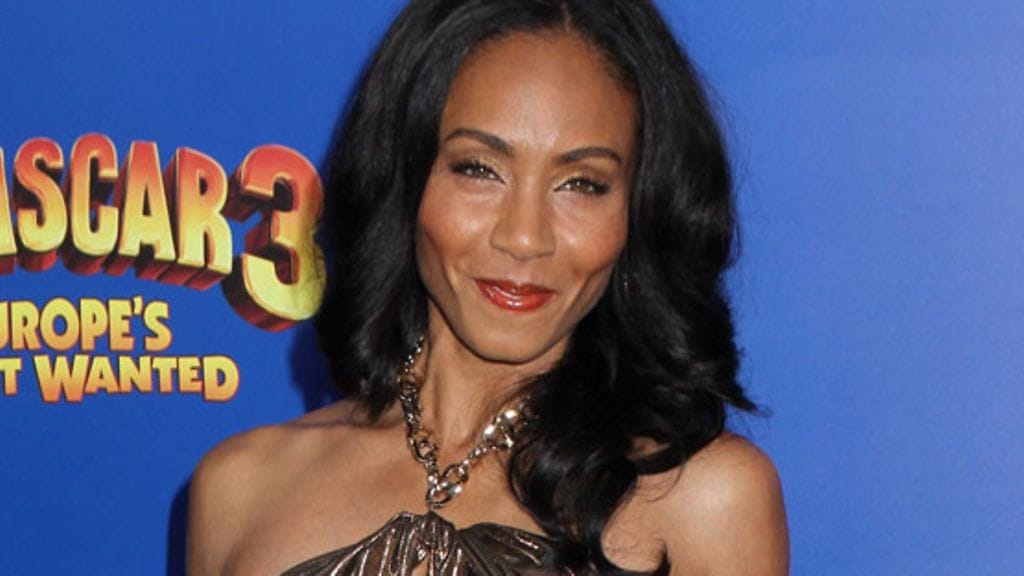 Jada Pinkett Smith säteili metallinhohtoisessa mekossa.