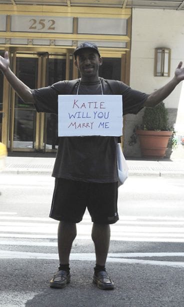 Koditon mies kosi Katie Holmesia