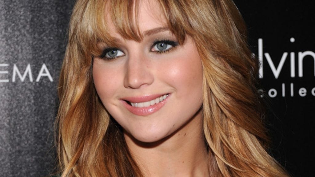 Wow! Jennifer Lawrencella nähtiin yllättävän uskalias kaula-aukko.