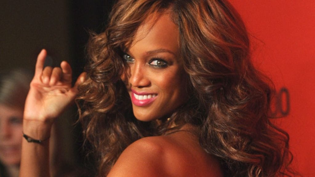 Tyra Banks hurmasi pinkissä merenneitomekossaan. Huomaa huippumallin huulet, jotka ovat samaa sävyä mekon kanssa.