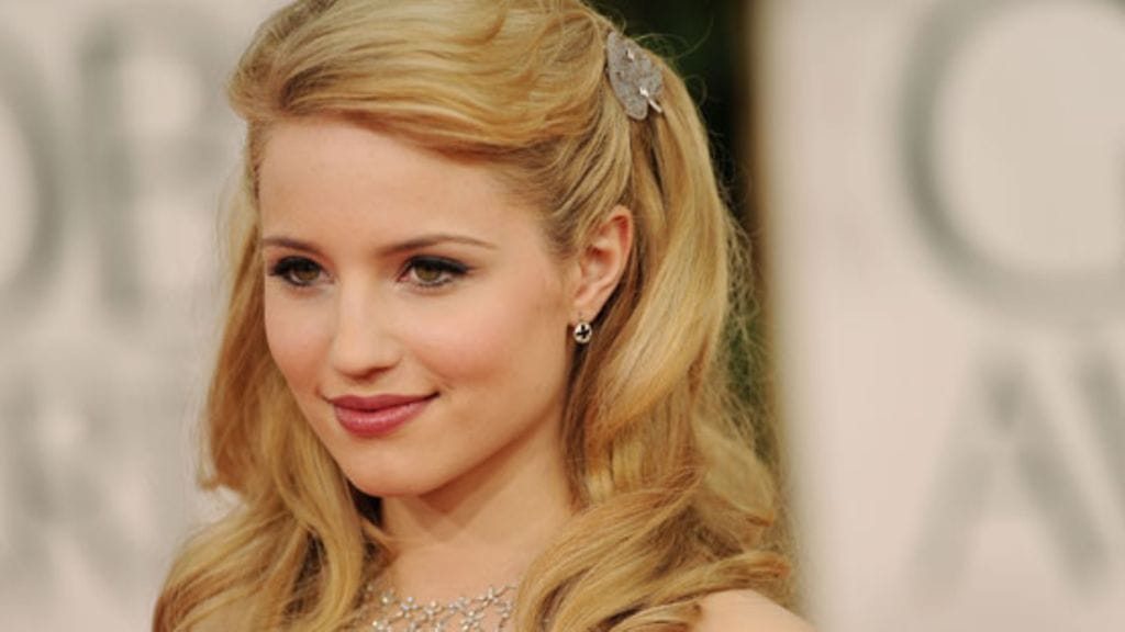 Punaiset raidat terästävät arkisen asun.