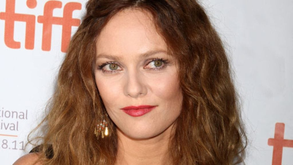 Johnny Depp jaksaa hymyillä faneilleen erokohun keskelläkin, elokuussa 2012.