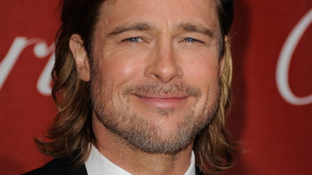 Brad Pitt turvautui punaisella matolla kävelykeppiin.