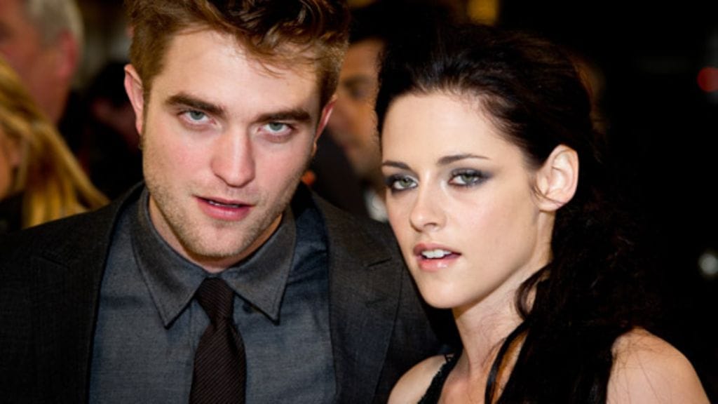 Twilight-pariskunta Robert Pattinson ja Kristen Stewart Aamunkoi-elokuvan Englannin ensi-illassa.
