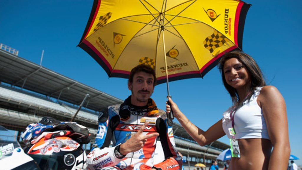 Ranskan Luis Rossi saa suojan auringolta. Red Bull Indianapolis GP, Indianapolis Motorspeedway 2011