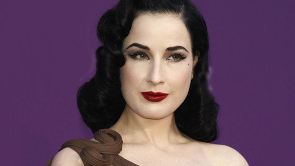 Dita Von Teesen huulipuna korosti leningin väriä ja toisinpäin.