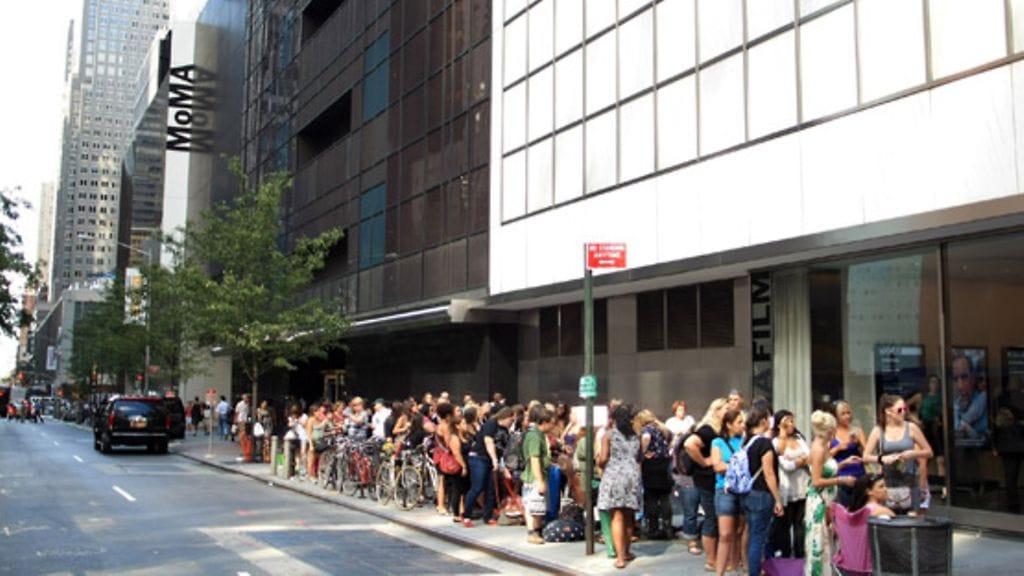 2012 elokuu: Robert Pattinsonin fanit odottavat näkevänsä vilauksen idolistaan Cosmopolis-elokuvan ensi-illassa New Yorkissa.