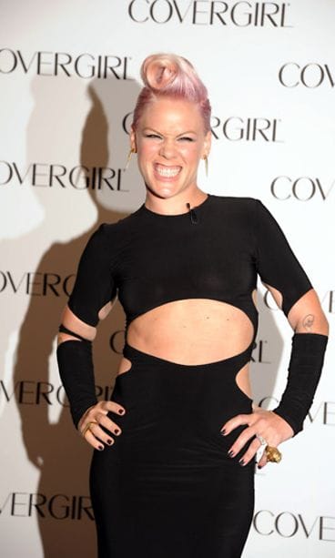 6.8.2012: Pink on uusi Covergirl-kasvo.