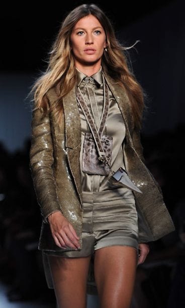 Gisele Bündchen Pariisin muotiviikoilla Givenchyn mallina.