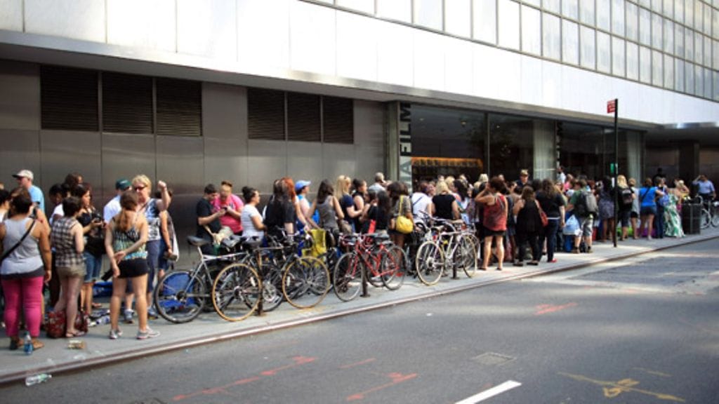 2012 elokuu: Robert Pattinsonin fanit odottavat näkevänsä vilauksen idolistaan Cosmopolis-elokuvan ensi-illassa New Yorkissa.