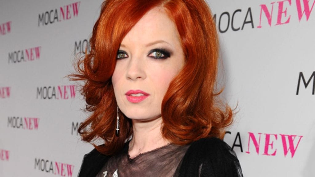 Nylon-lehdessä poseeraavaa Shirley Mansonia hehkutetaan rockjumalattareksi.