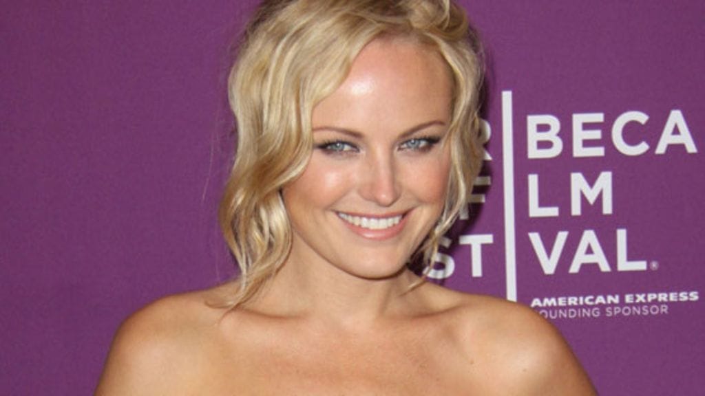 Malin Åkermanin upeat sääret paljastuivat mikroshortseissa.