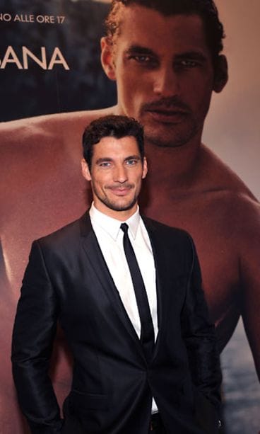Malli David Gandy oman mainoskuvansa edessä.