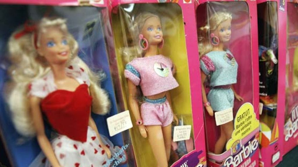 Designer Margaux Lange valmisti koruja Barbie-nuken osista