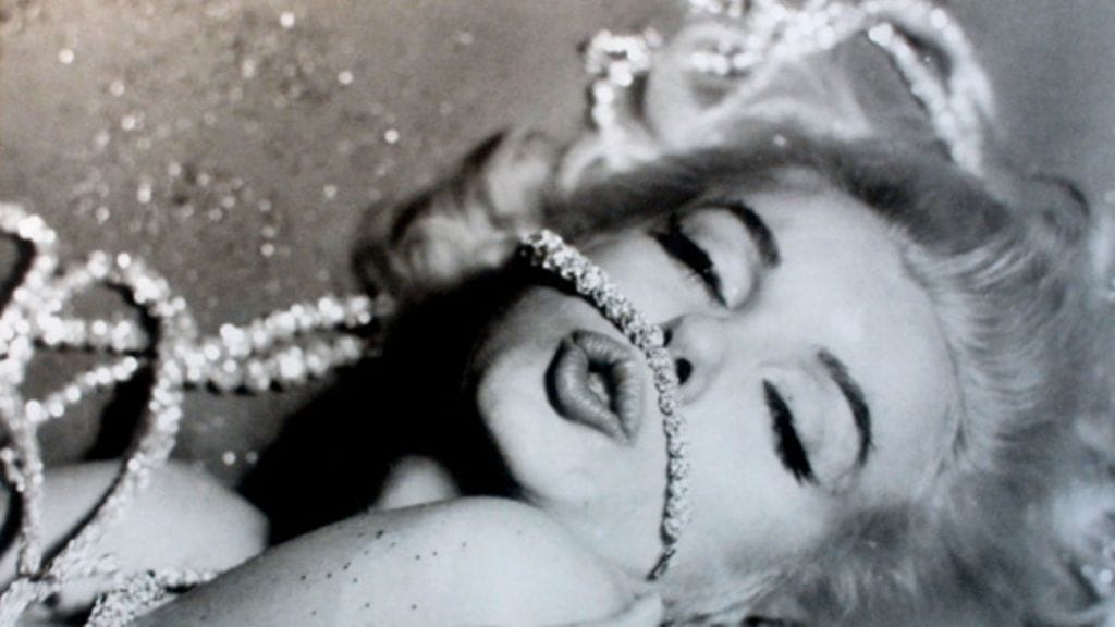 Marilyn Monroen puku elokuvasta Kesäleski