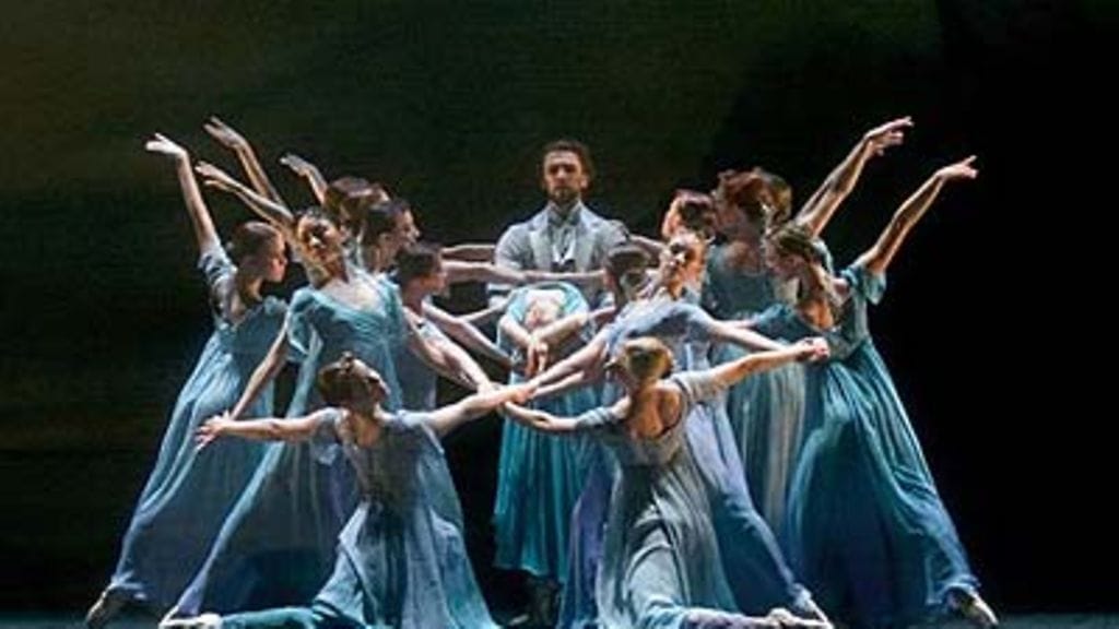 Kansallisbaletin tanssija joutui keskiviikkona ikävään tilanteeseen. Yläkoululaisista koostuvasta yleisöstä heitettiin häntä kohti tuntematon esine ja huudeltiin törkeyksiä.