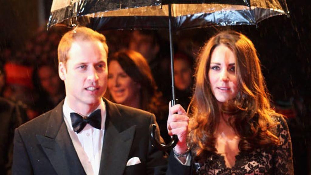 William suojeli Catherinea sateelta.