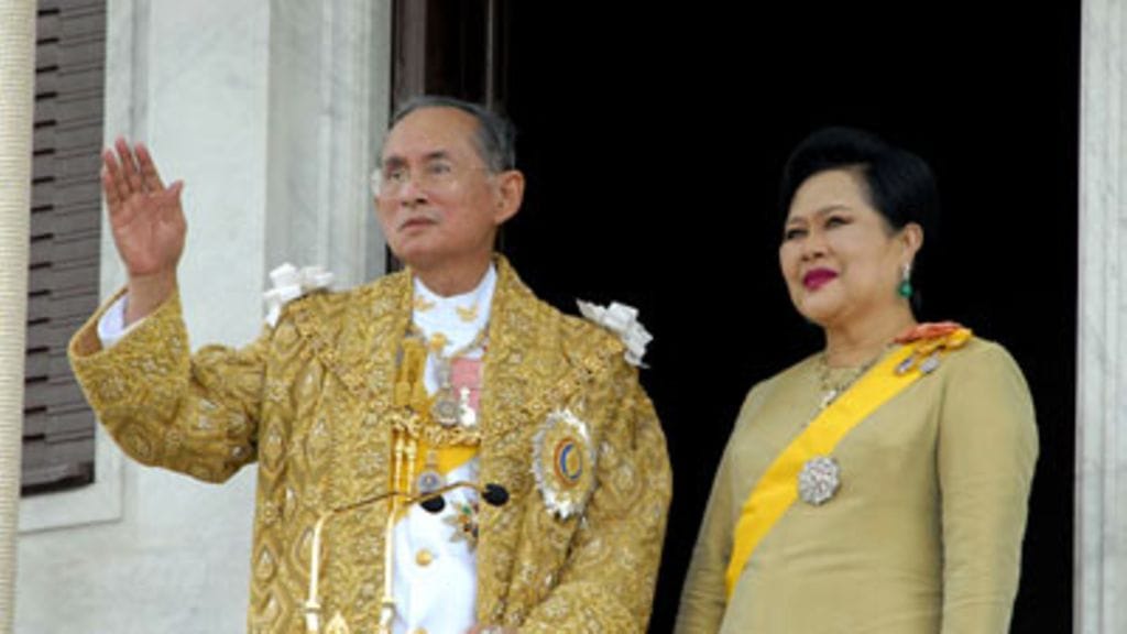 Kuningas Bhumibol Adulyadej ja kuningatar Sirikit.