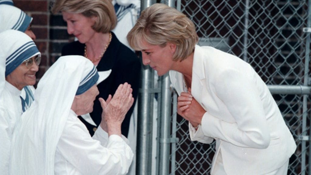 Prinsessa Diana tapasi äiti Teresan vuonna 1997.