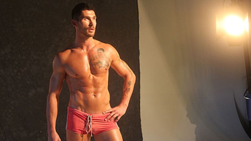 Jani poseeraa kokemuksella.