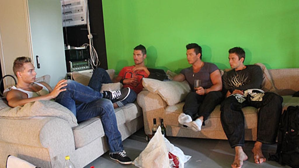 Pojat rentoutuvat tauolla.