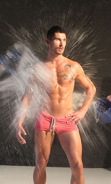 Jani vesisuihkun alla.