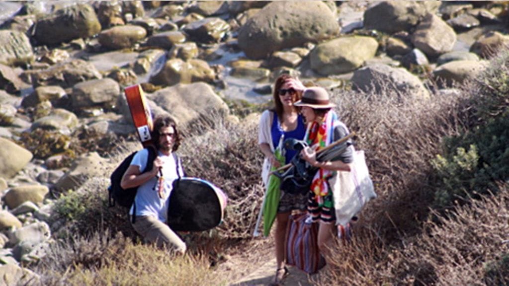 Liv Tyler rannalla. Kuva: Barcroft Media / MVphotos