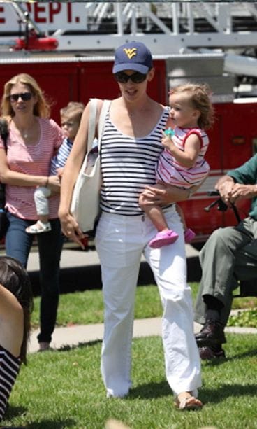 Jennifer Garner lastensa kanssa. Kuva: Barcroft Media/MVphotos