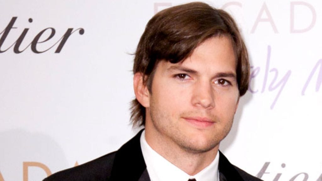 Miehenpuolikkaat-sarjan mainos Warner Bros -yhtiön edustalla.