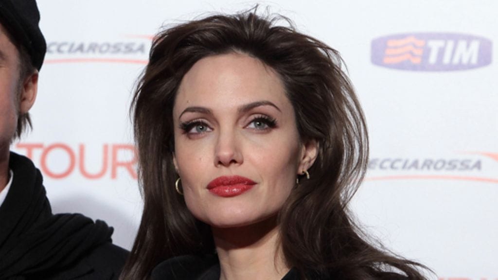 Angelina Jolie luottaa sotkuiseen kampaukseen.
