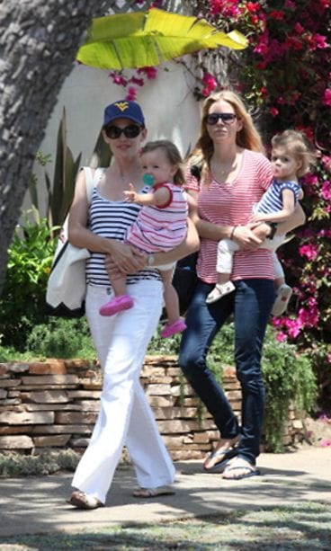 Jennifer Garner lastensa kanssa. Kuva: Barcroft Media/MVphotos