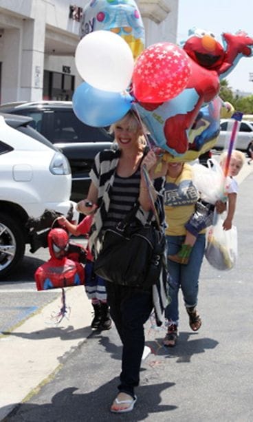 Gwen Stefani lastensa kanssa. Kuva: Barcroft Media/MVphotos