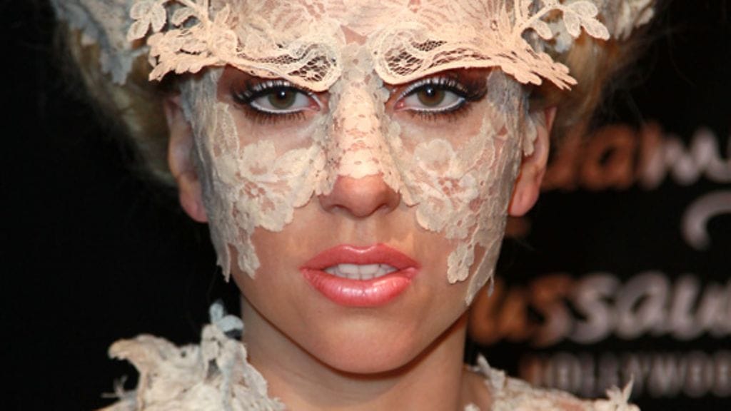 Haloo? Lady Gagalla on puhelin päässään Lontoon vahamuseossa.